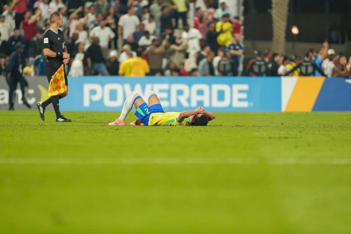 Camisa 2 do Brasil sub-17 Ângelo lamenta jogado no chão a derrota da Seleção Brasileira