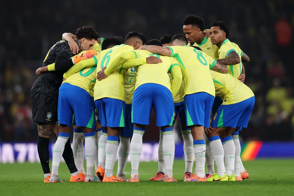 Jogadores do Brasil se abraçam em círculo antes de jogo contra Senegal