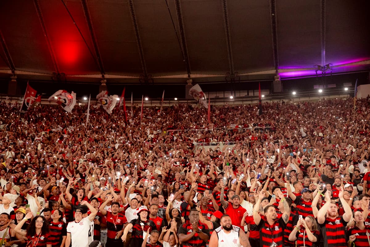 Torcida do Flamengo faz a festa no Maracanã durante jogo contra o Red Bull Bragantino