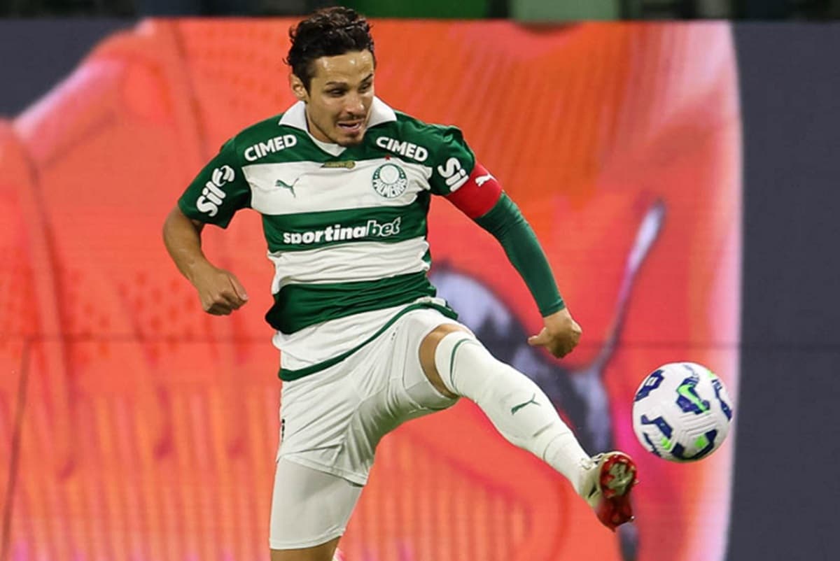 Raphael Veiga faz careta enquanto se esforça para tentar domínio de bola no jogo contra o Vitória