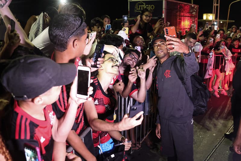 Bruno Henrique com torcedores do Flamengo no Recife