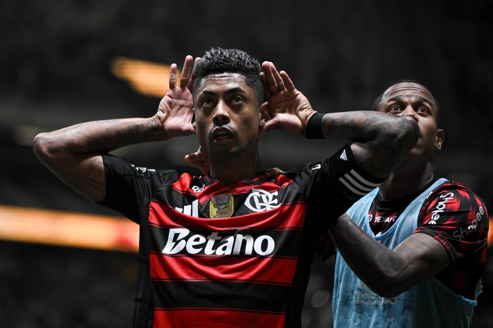 Com as mãos nas orelhas, Bruno Henrique comemora gol em Atlético-MG x Flamengo