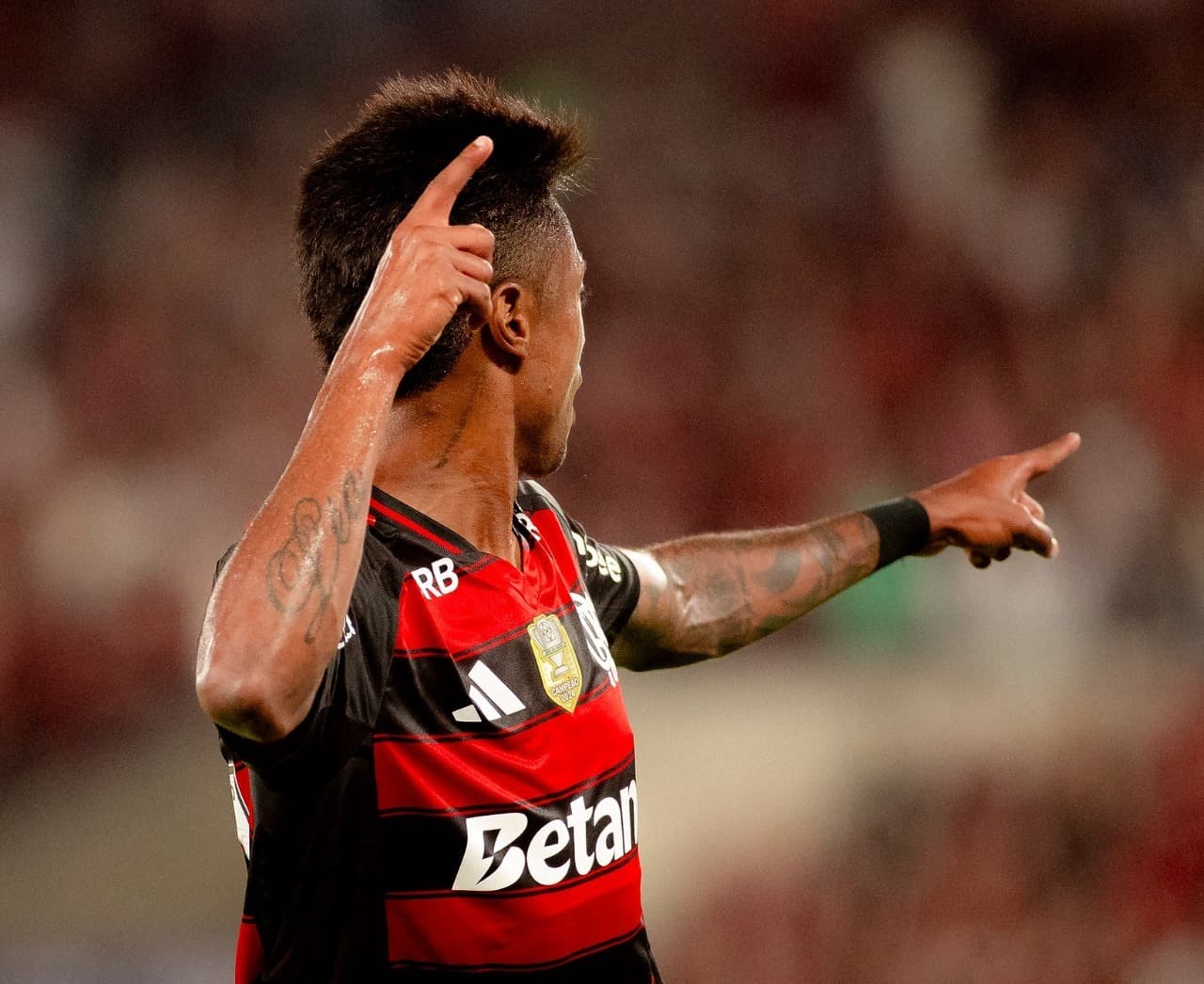 Bruno Henrique comemora gol do Flamengo contra o RB Bragantino apontando os dedos