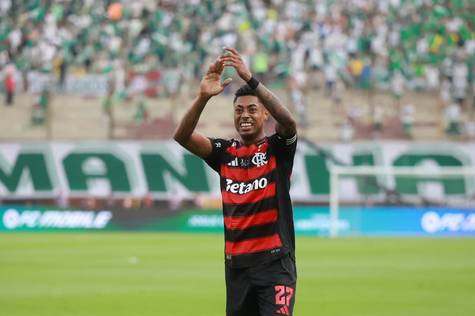 Bruno Henrique aplaude emocionado titulo do Flamengo na Libertadores 2025