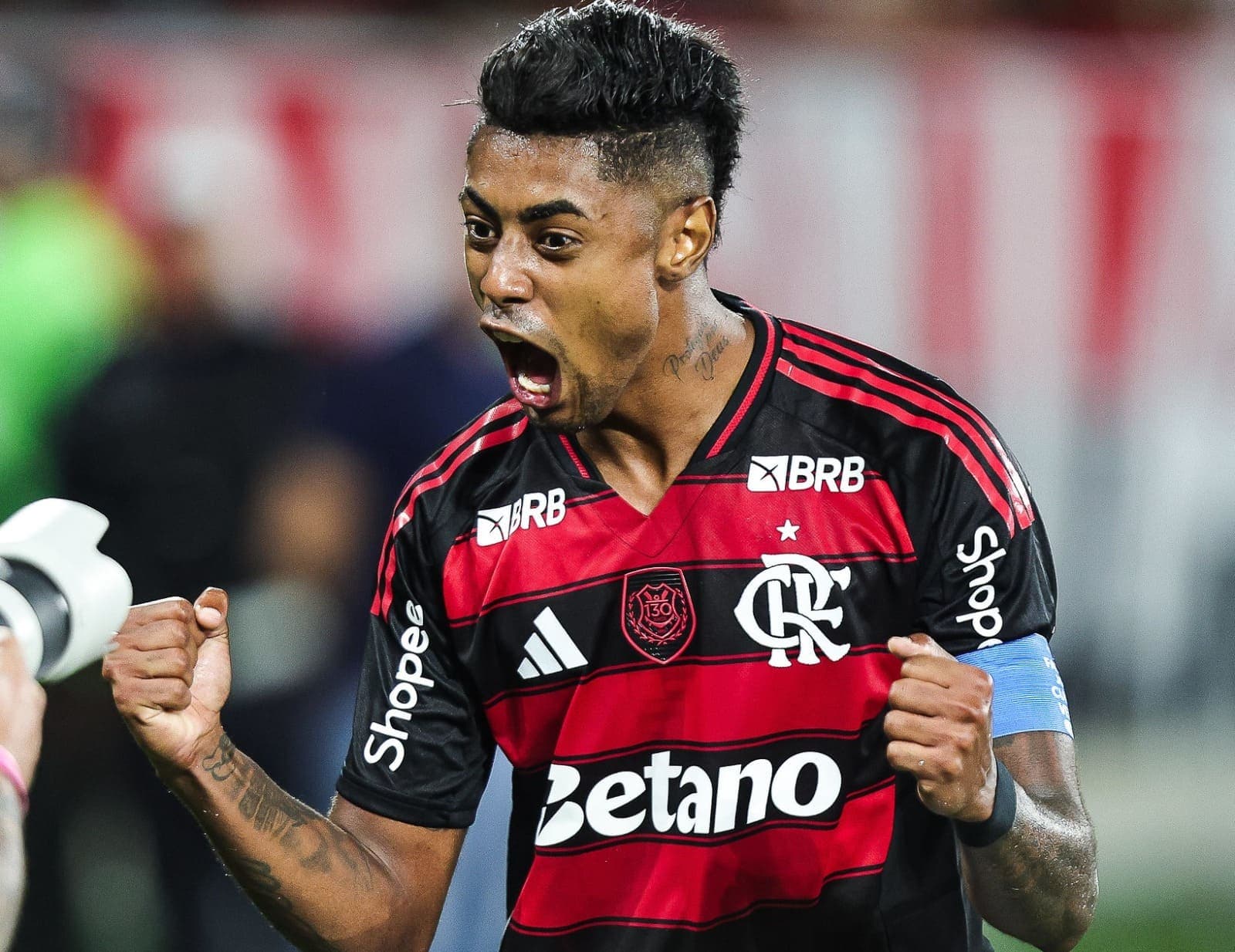 Bruno Henrique comemora gol contra o Vasco e aponta para o chão ao dizer "Eu estou aqui"