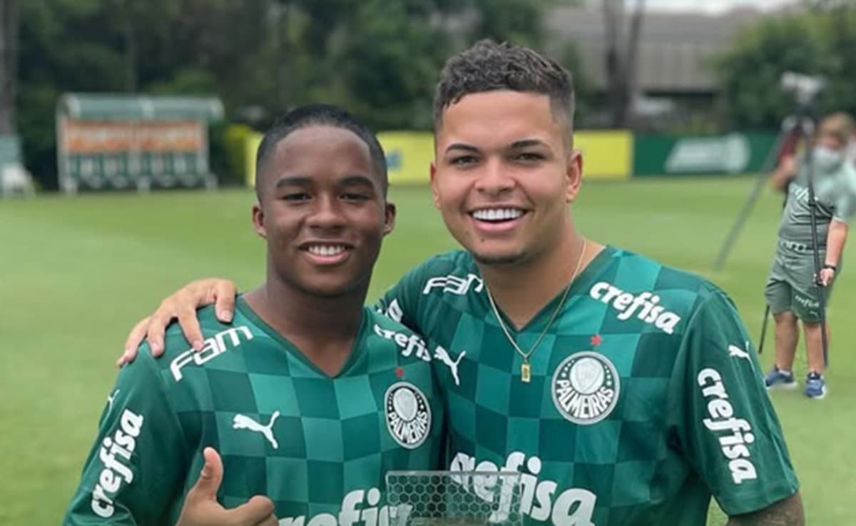 Endrick e Bruno Menezes em treino do Palmeiras