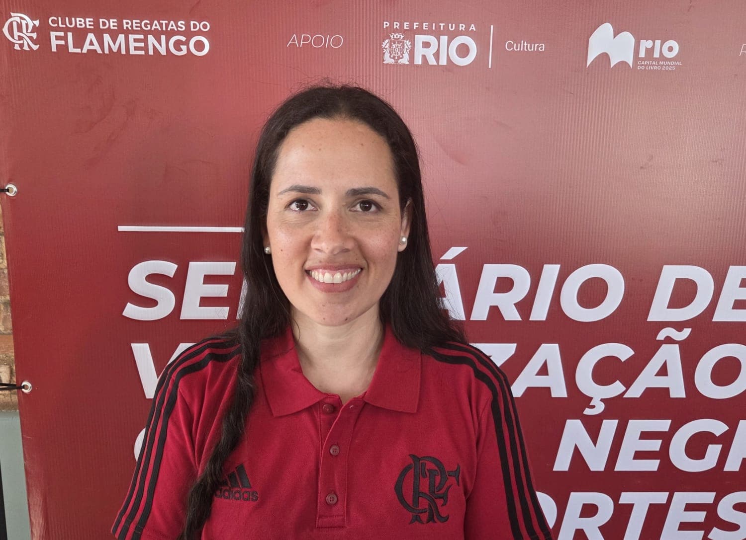 Camila Nascimento sorri para foto durante o seminário realizado pelo Flamengo