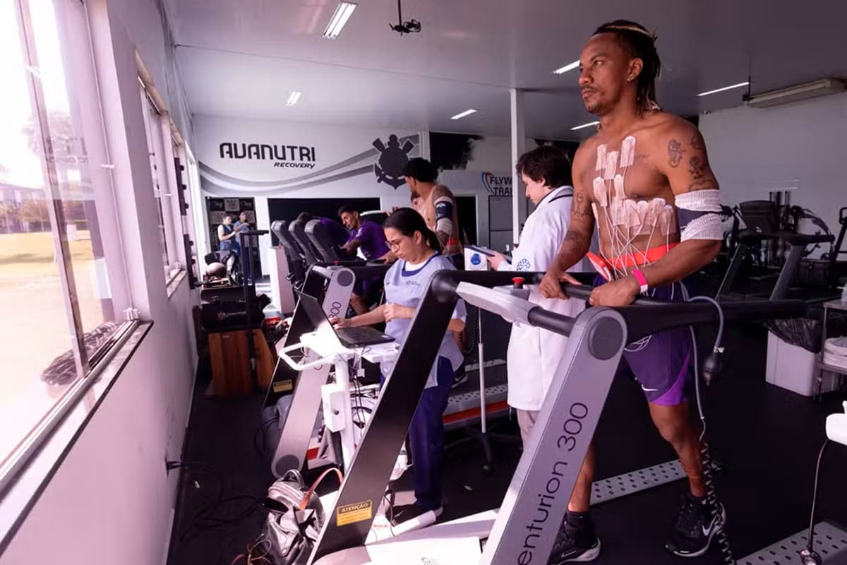 Carrillo corre na esteira enquanto é monitorado por médicos do Corinthians
