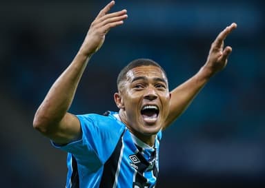 Carlos Vinícius comemora gol pelo Grêmio