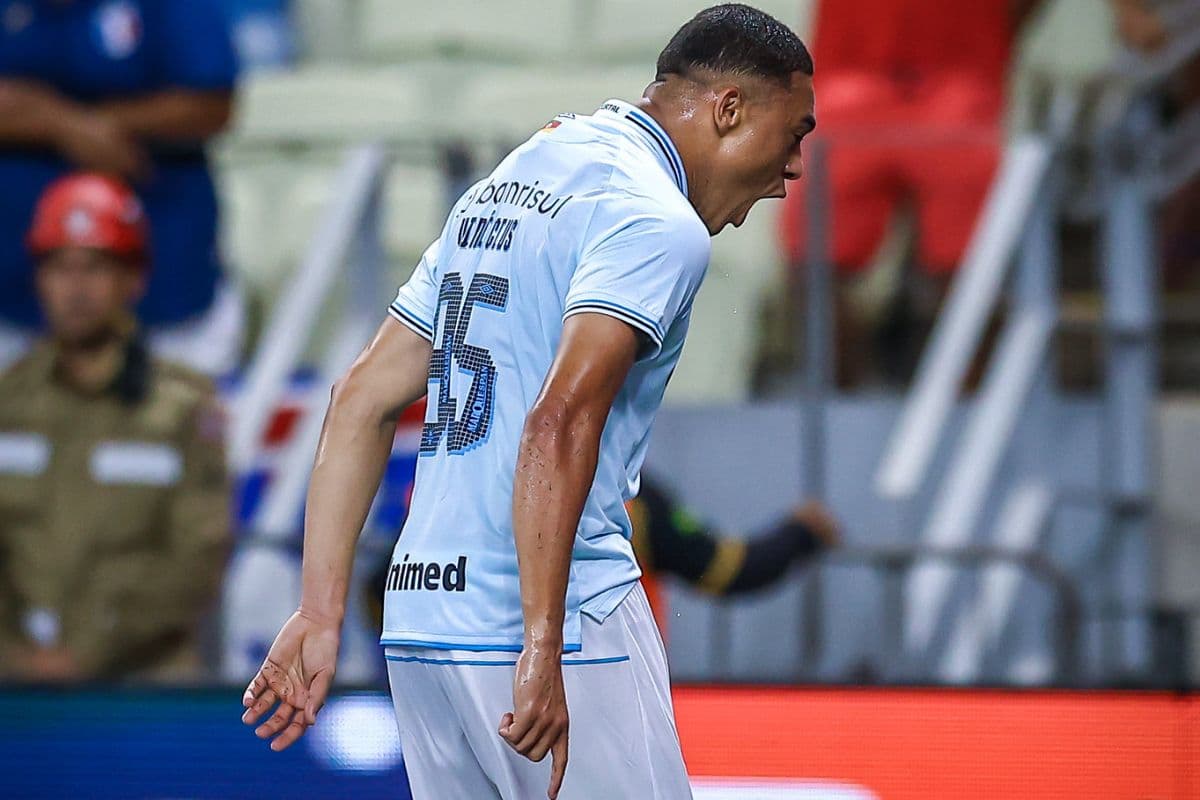 Carlos Vinícius, camisa 95 do Grêmio, comemora gol marcado contra o Fortaleza na Arena Castelão em jogo do Campeonato Brasileiro 2025