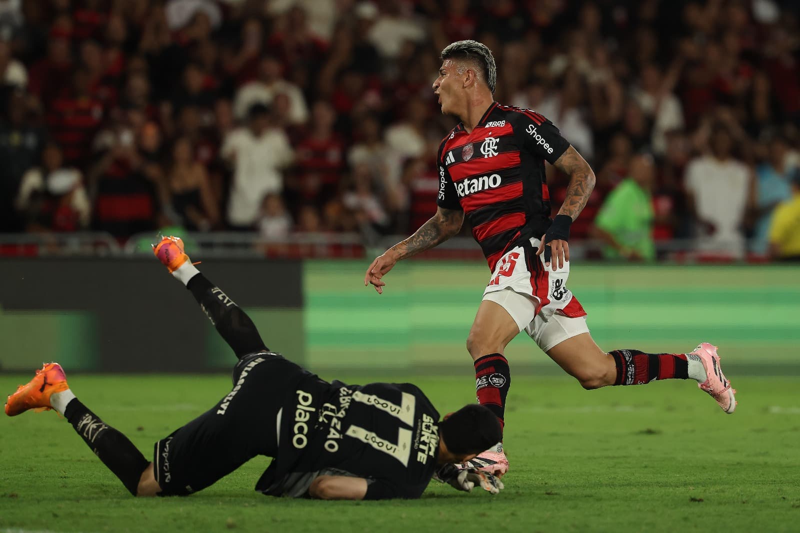 Carrascal comemora gol, enquanto Brazão observa caído em Flamengo x Santos
