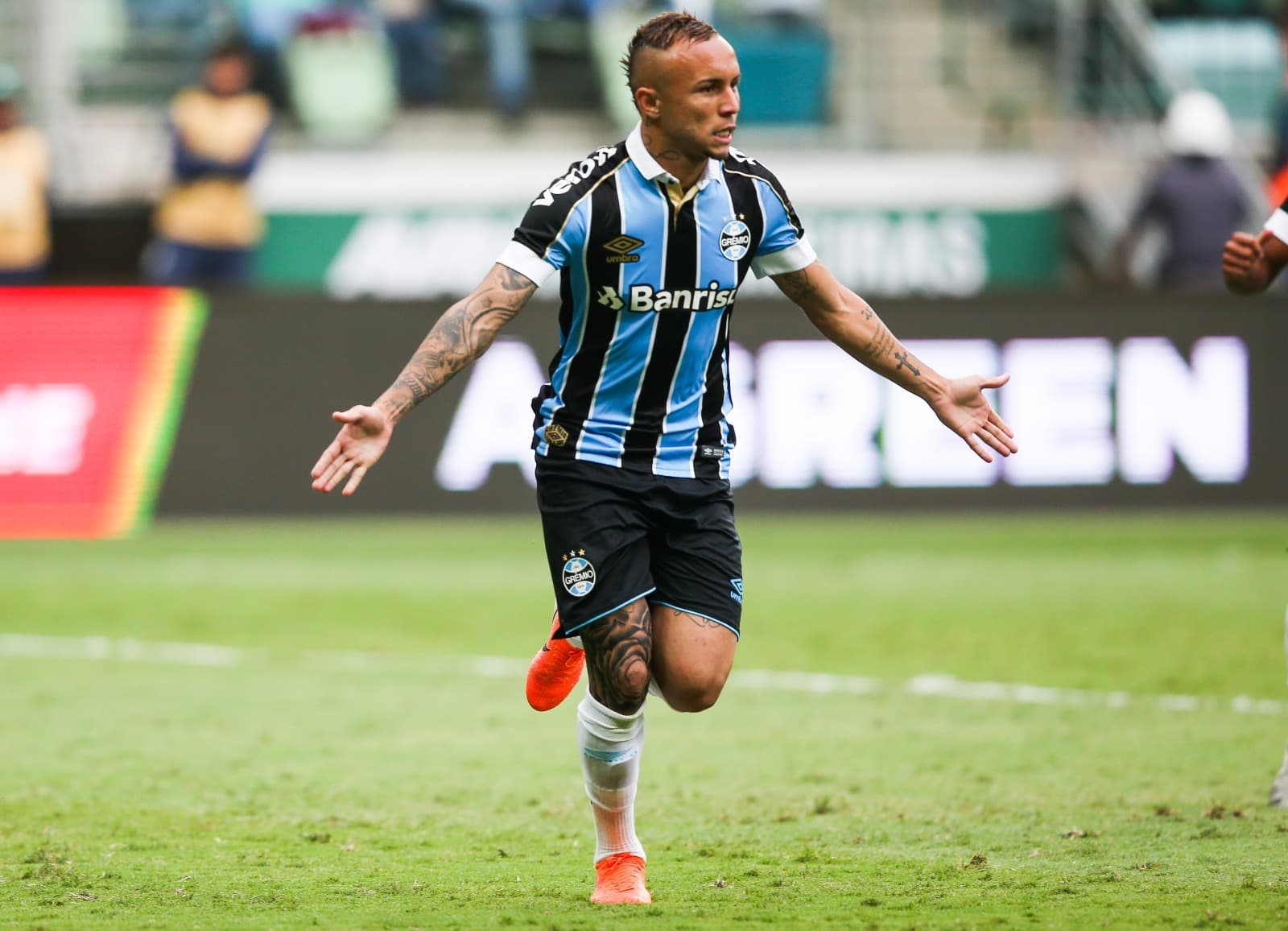 Cebolinha comemora gol com os braços abertos, em duelo frente ao Palmeiras, no Allianz Parque, no Brasileirão de 2019