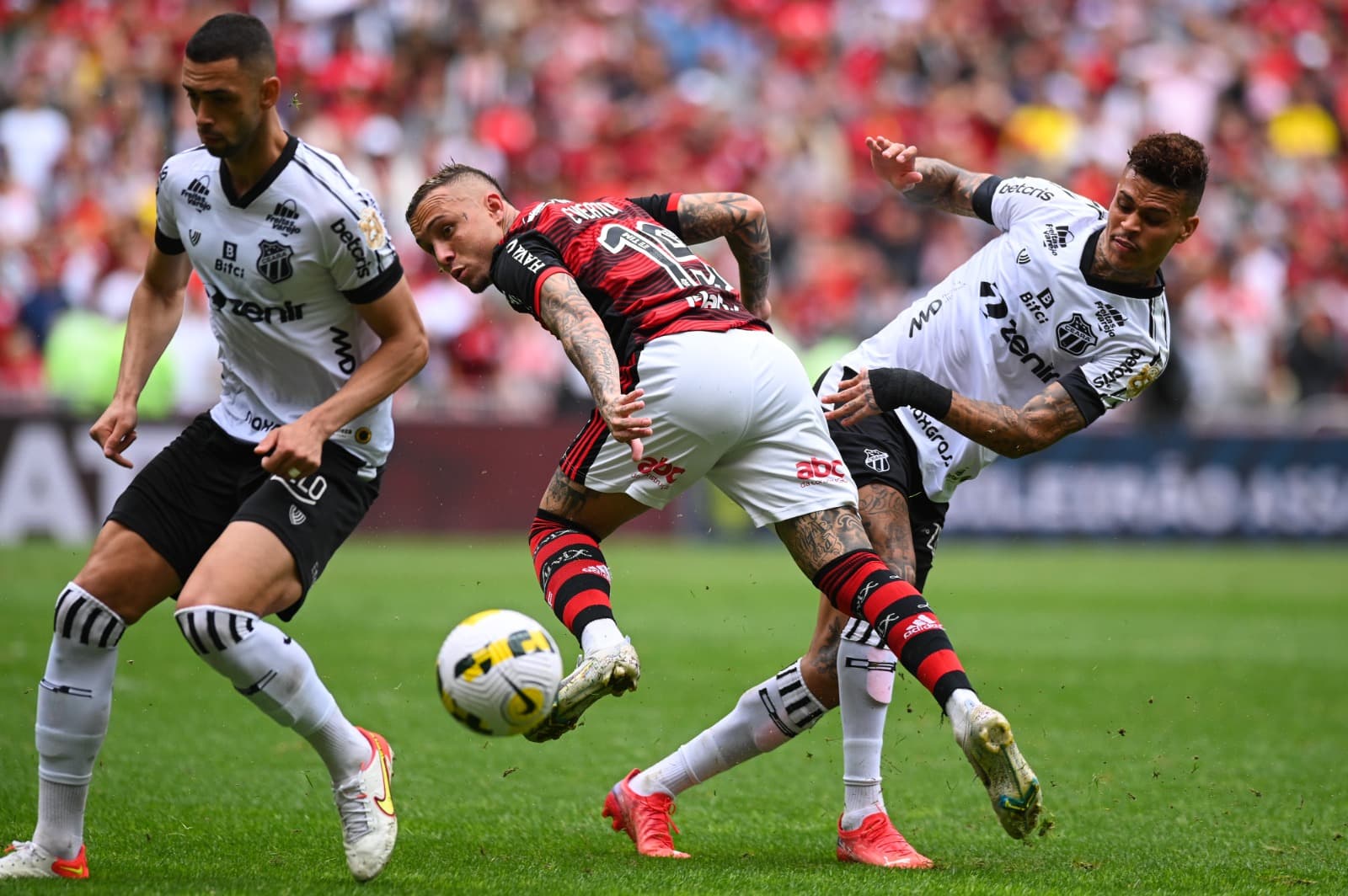 Everton Cebolinha (C) do Flamengo disputa a bola com Gabriel Lacerda (E) e Richard (D) do Ceará durante a partida entre Flamengo e Ceará, válida pelo Brasileirão 2022, no Estádio do Maracanã, em 4 de setembro de 2022, no Rio de Janeiro, Brasil.
