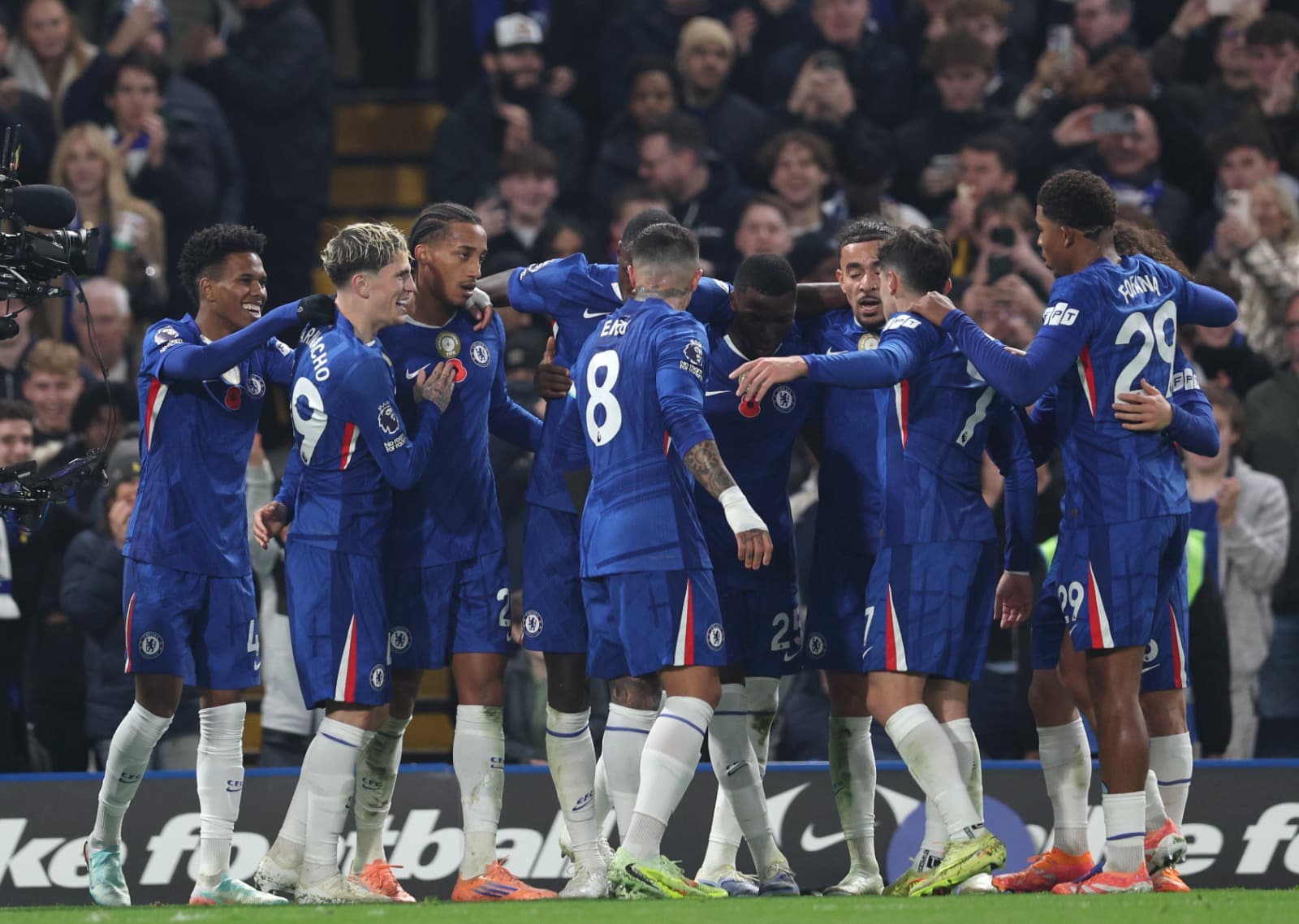 João Pedro, do Chelsea, comemora com seus companheiros de equipe após marcar o segundo gol de seu time durante a partida da Premier League entre Chelsea e Wolverhampton Wanderers, no Stamford Bridge, em 8 de novembro de 2025, em Londres, Inglaterra.