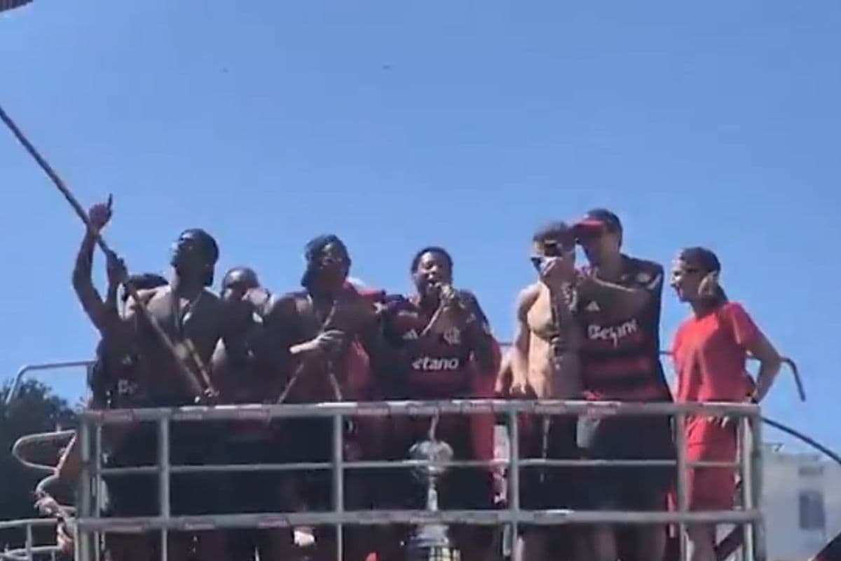 Jogadores do Flamengo comemoram título da Libertadores em trio elétrico no Rio de Janeiro