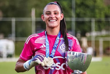 Condorelli segura troféu e medalha do Carioca Feminino Sub-20 após título do Flamengo