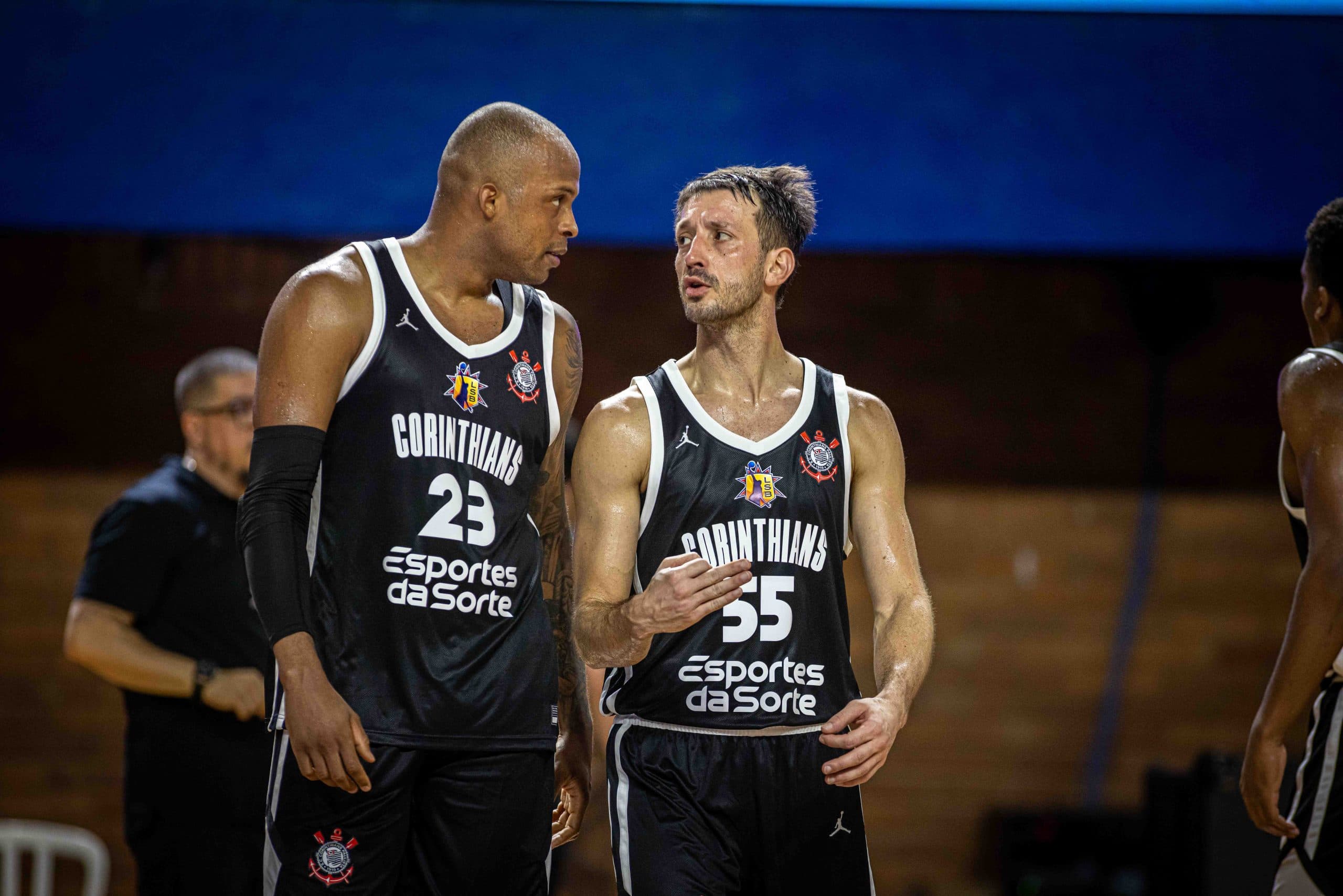 Jogadores do Corinthians em ação pela Liga Sul-americana de Basquete