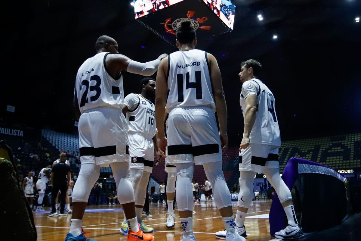 Time de basquete do Corinthians reunido em quadra. A imagem mostra os jogadores números 23, 10, 14 e 4