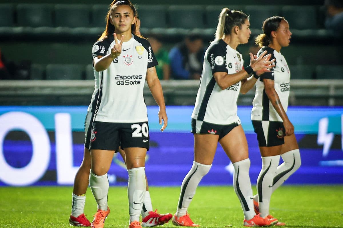 Mariza, zagueira camisa 20 do Corinthians, comemora fazendo gesto com as mãos gol marcado pelo time em jogo da Libertadores Feminina 2025