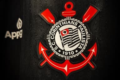 Escudo do Corinthians na camisa preta
