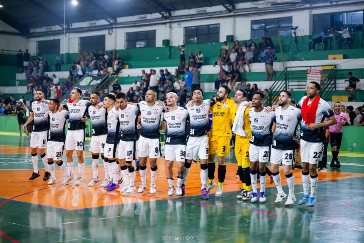 Jogadores do Corinthians Futsal comemoram vitória por 7 a 2 sobre o Pinda no jogo de ida das semifinais do Paulistão de Futsal