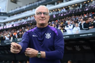 Dorival Jr, técnico do Corinthians, na beira do campo em Corinthians x Ceará no Brasileirão