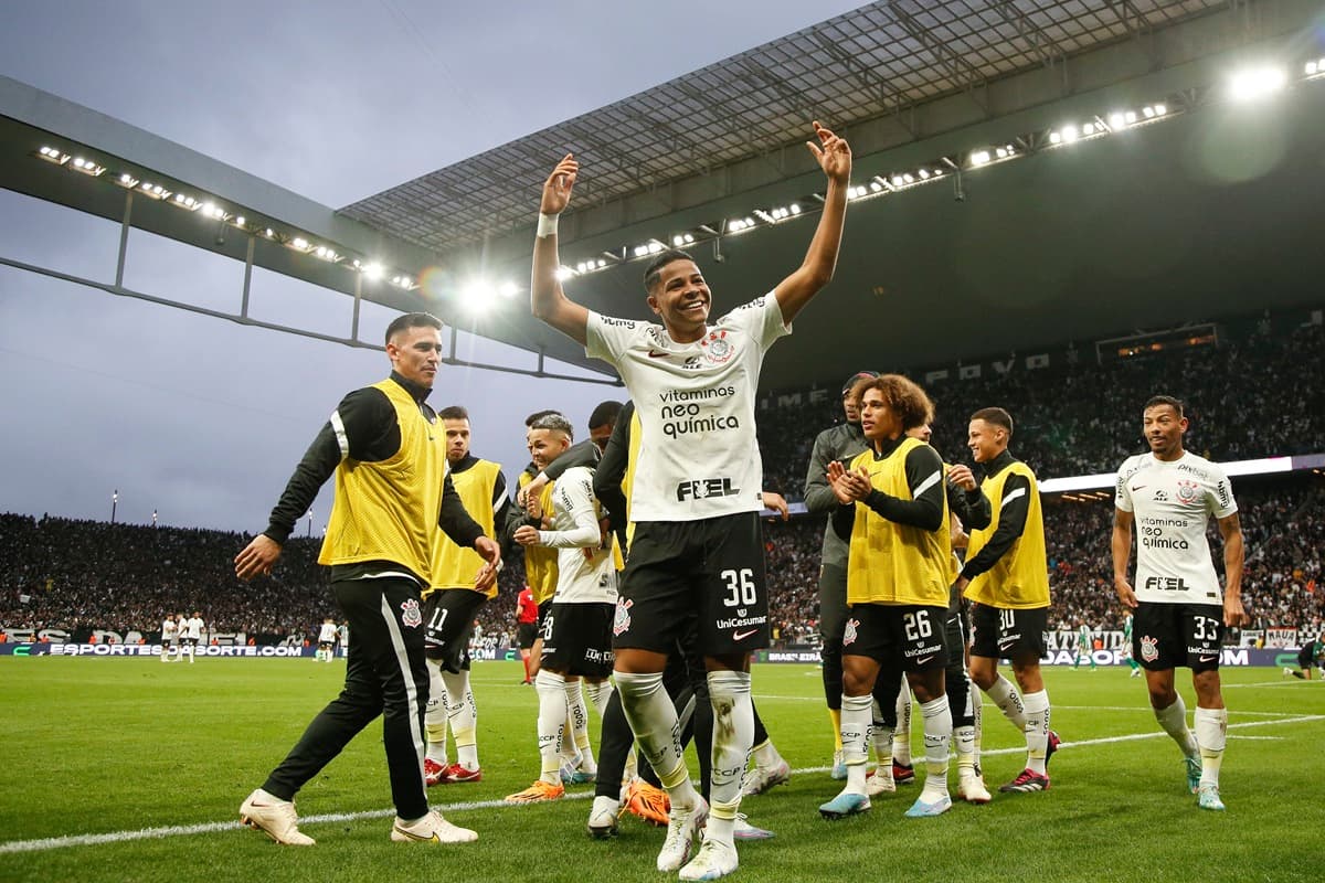 Wesley ergue os braços em comemoração de gol do Corinthians no Brasileirão de 2023