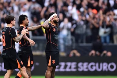 Memphis Depay comemora gol pelo Corinthians