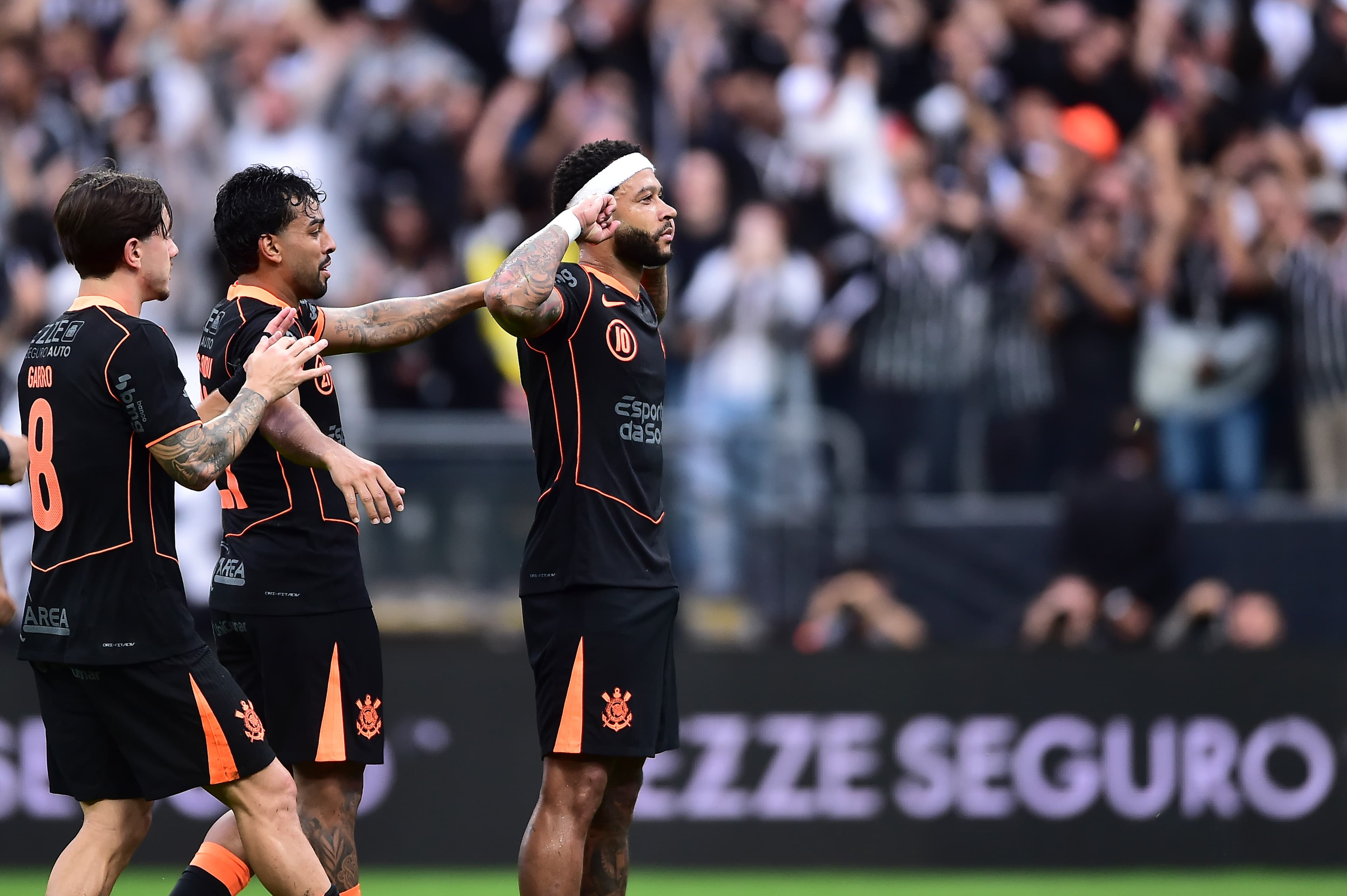 Memphis Depay comemora gol pelo Corinthians