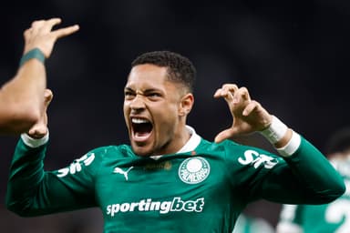 Vitor Roque comemora gol pelo Palmeiras