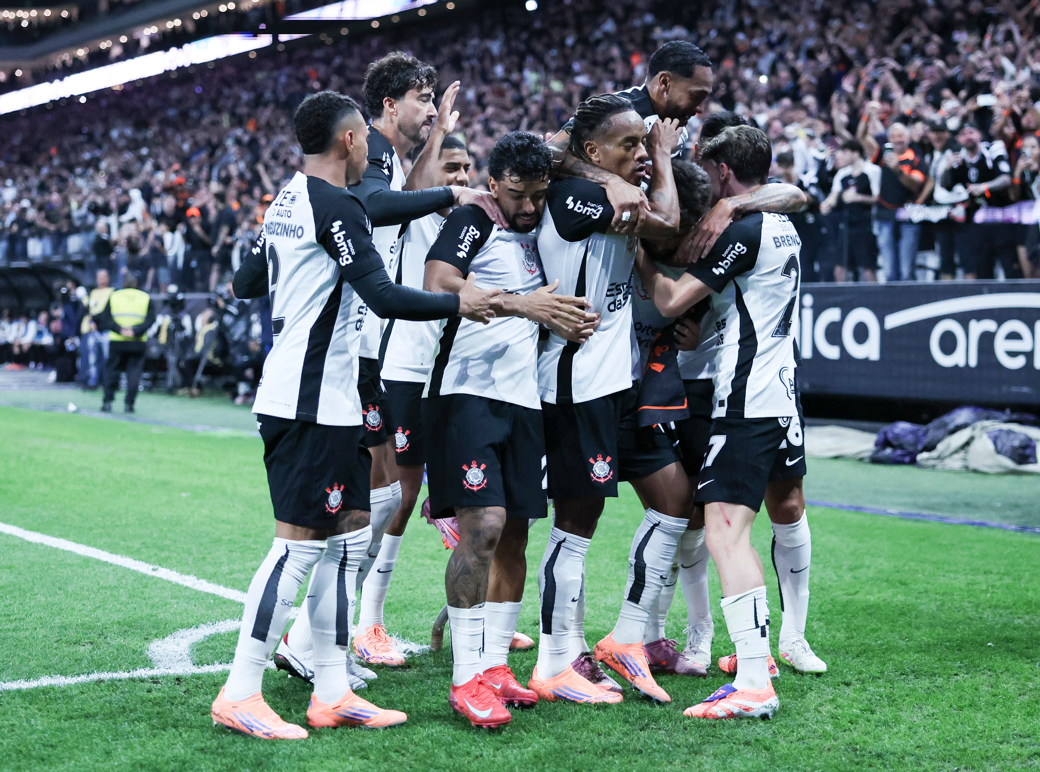 time do corinthians, na neo quimica arena, comemorando abraçados gol de yuri alberto, no clássico contra o São Paulo