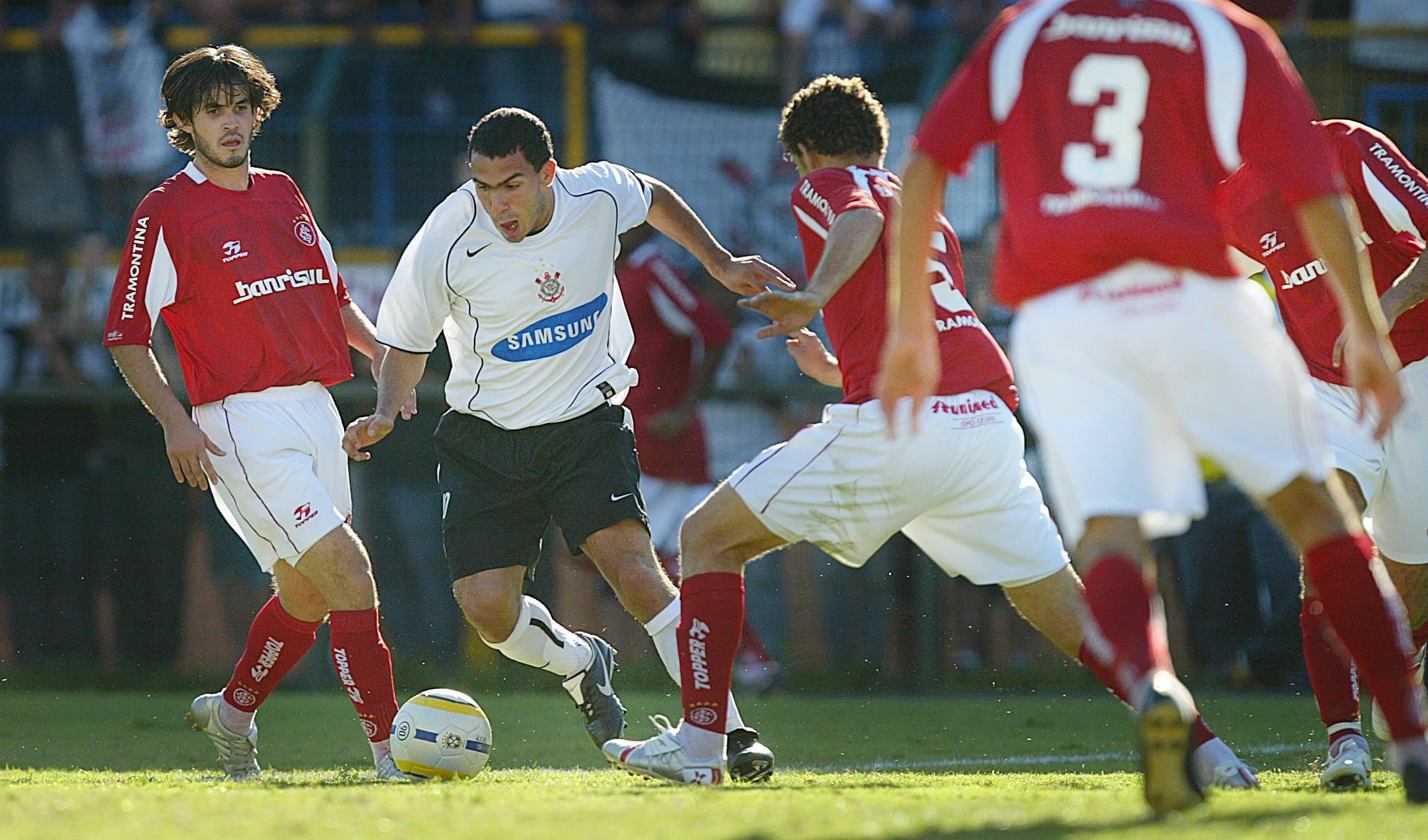 Tévez corta para a perna direita enquanto é cercado por quatro jogadores do Internacional em Corinthians x Inter de 2005