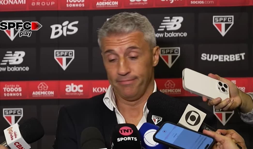 Crespo, técnico do São Paulo, com semblante preocupado em coletiva do são paulo após clássico majestoso