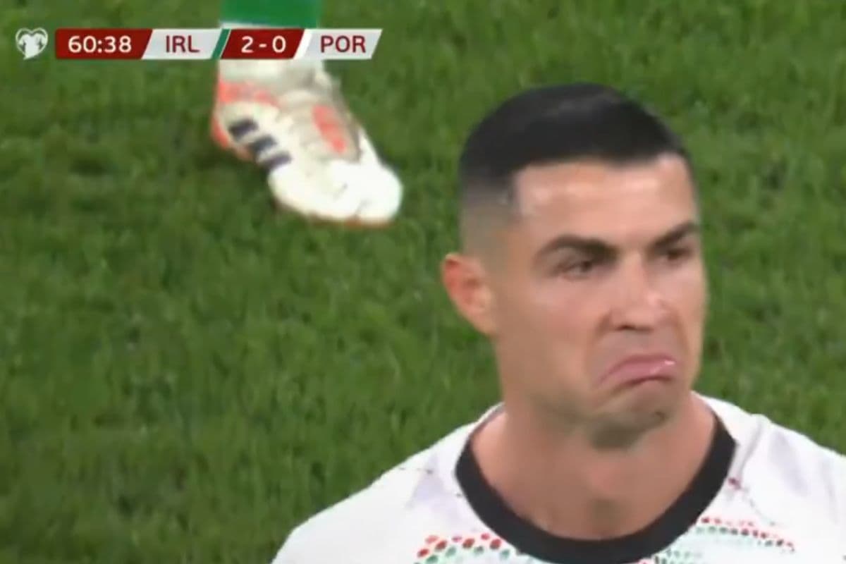 Cristiano Ronaldo é expulso pela primeira vez com a seleção de Portugal e deixa o campo no jogo contra a Irlanda fazendo gestos com a boca demonstrando insatisfação pelo cartão vermelho recebido