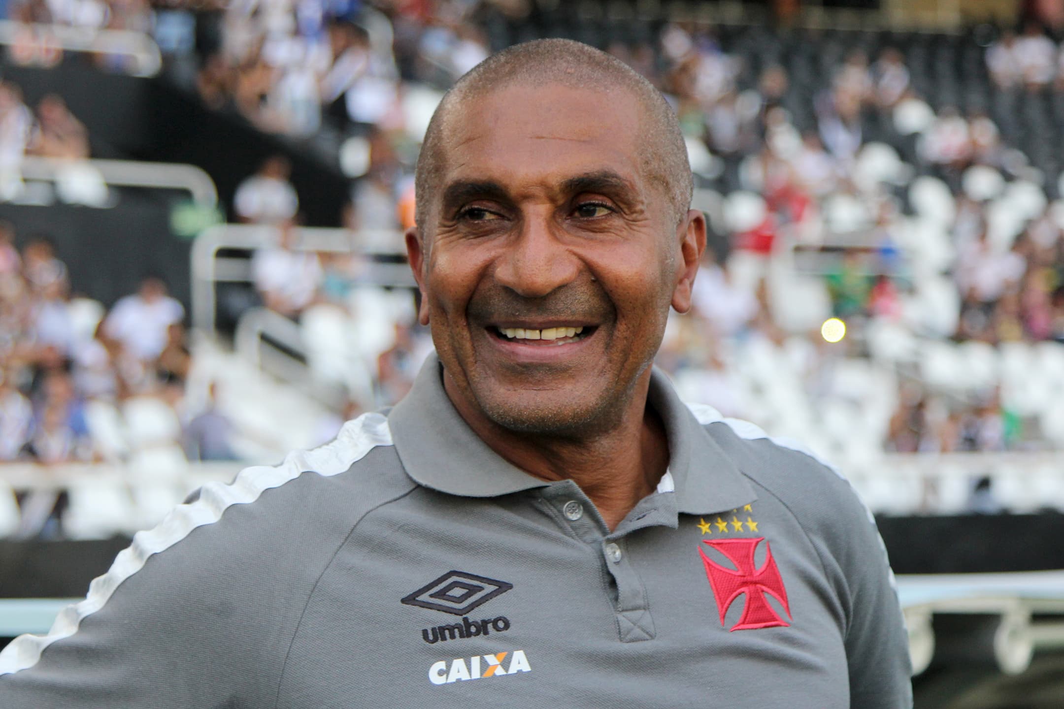 Cristovão Borges, técnico do Vasco em 2017, sorrindo na beira do campo