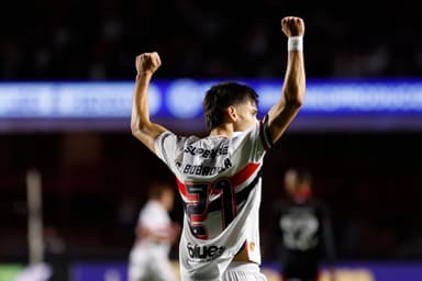 Damián Bobadilla, meio-campista do São Paulo, celebra gol marcado contra o Vitória no Brasileirão