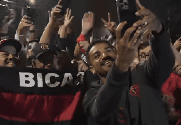 Danilo tira foto com torcedores do Flamengo na chegada Lima