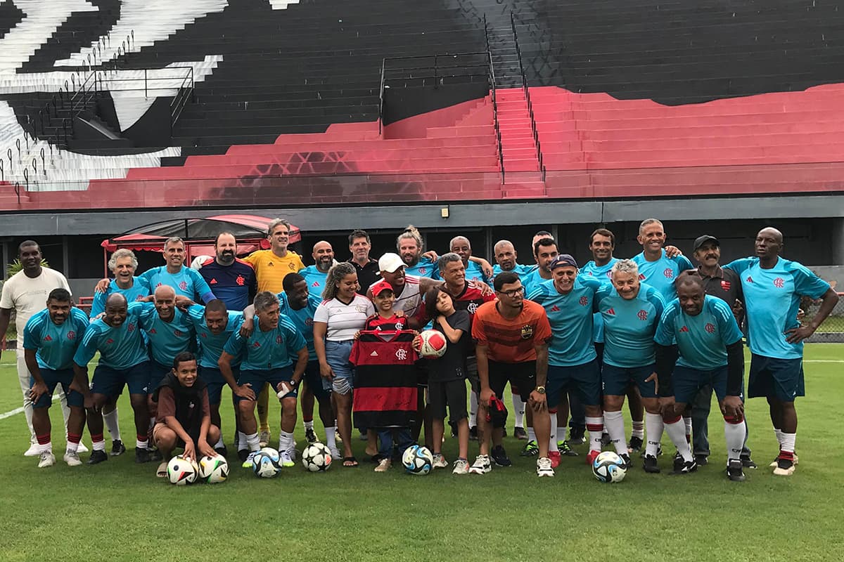 Elenco do FlaMaster com David, torcedor rubro-negro que luta contra câncer, e sua família