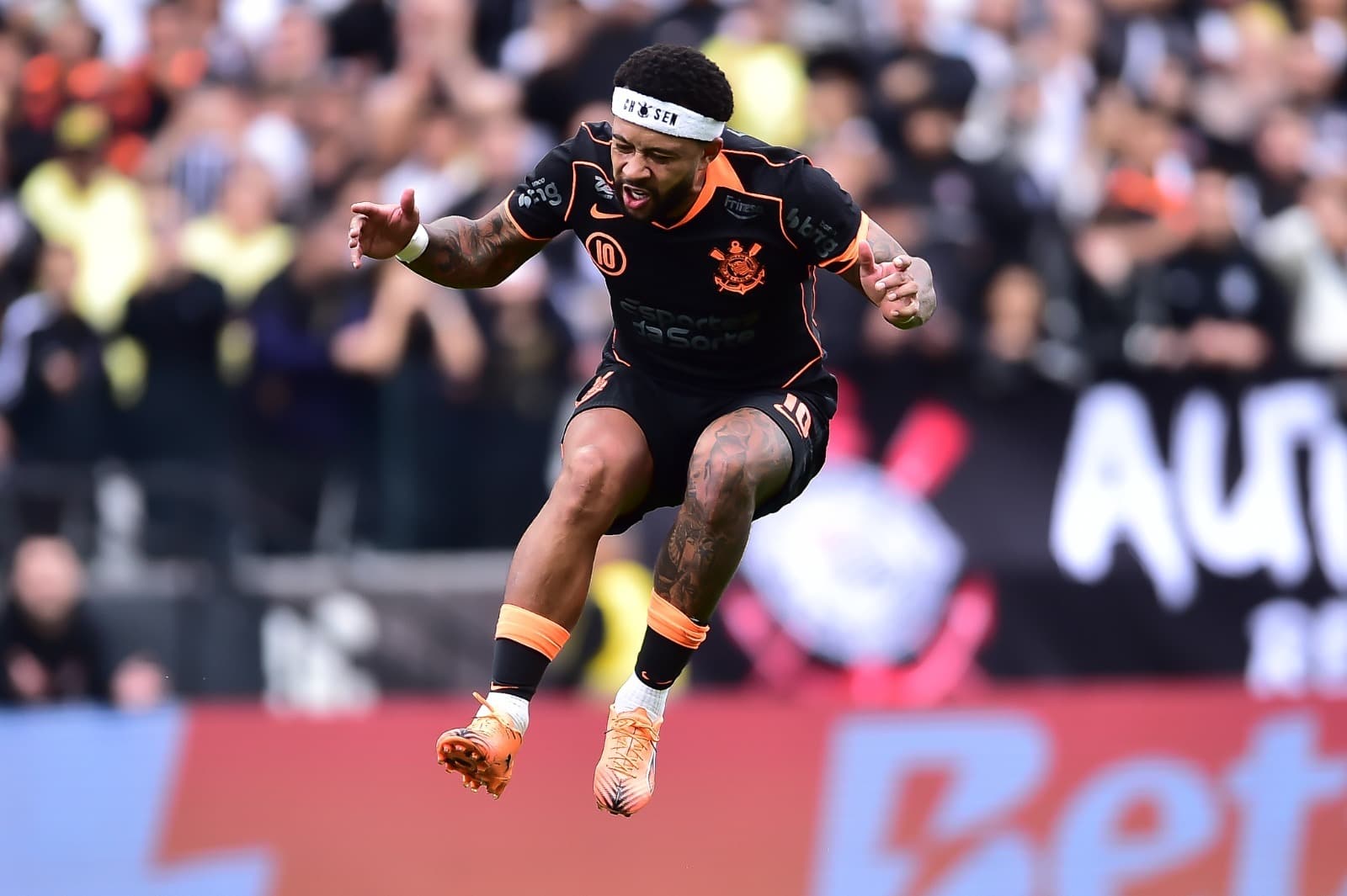 Depay, do Corinthians, lamenta lance saltando em duelo contra o Ceará no Brasileirão