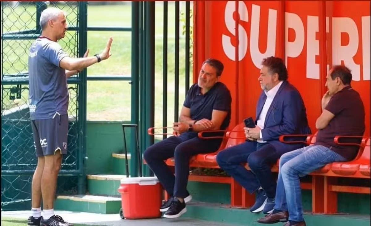 Em um dos bancos de reservas do CT do São Paulo, Rui Costa conversa com técnico Crespo e membros da diretoria