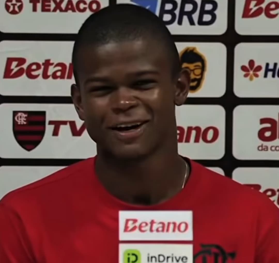 Douglas Telles em coletiva pelo Flamengo