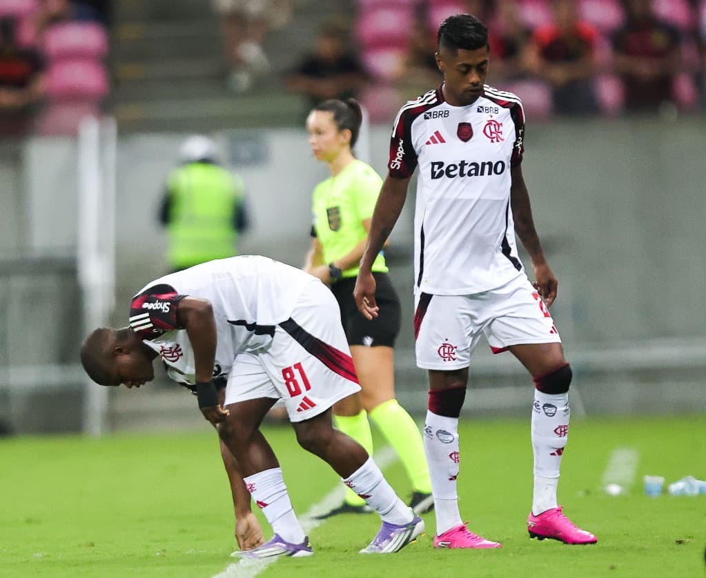 Douglas Telles toca o gramado ao entrar no lugar de Bruno Henrique contra o Sport, na vitória por 5 a 1, em sua estreia, na Arena Pernambuco