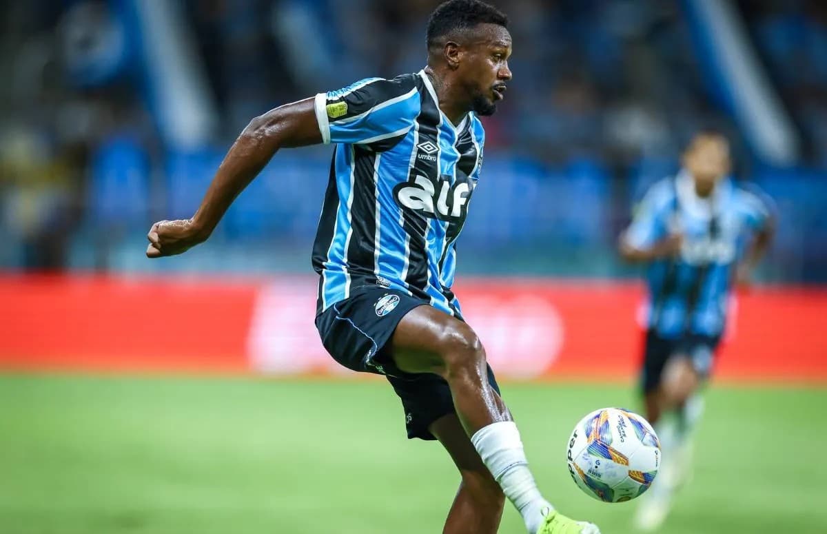 Edenilson em jogo do Grêmio na temporada 2025