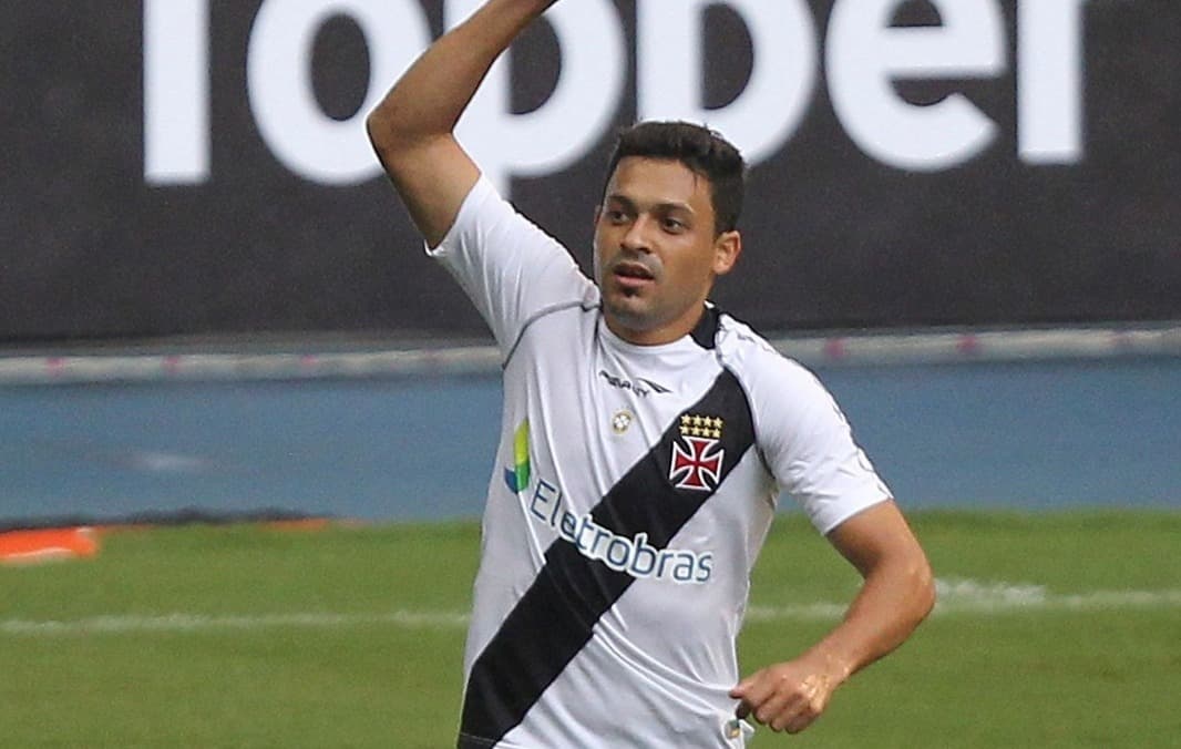 éder luis comemorando gol pelo vasco com o punho para cima