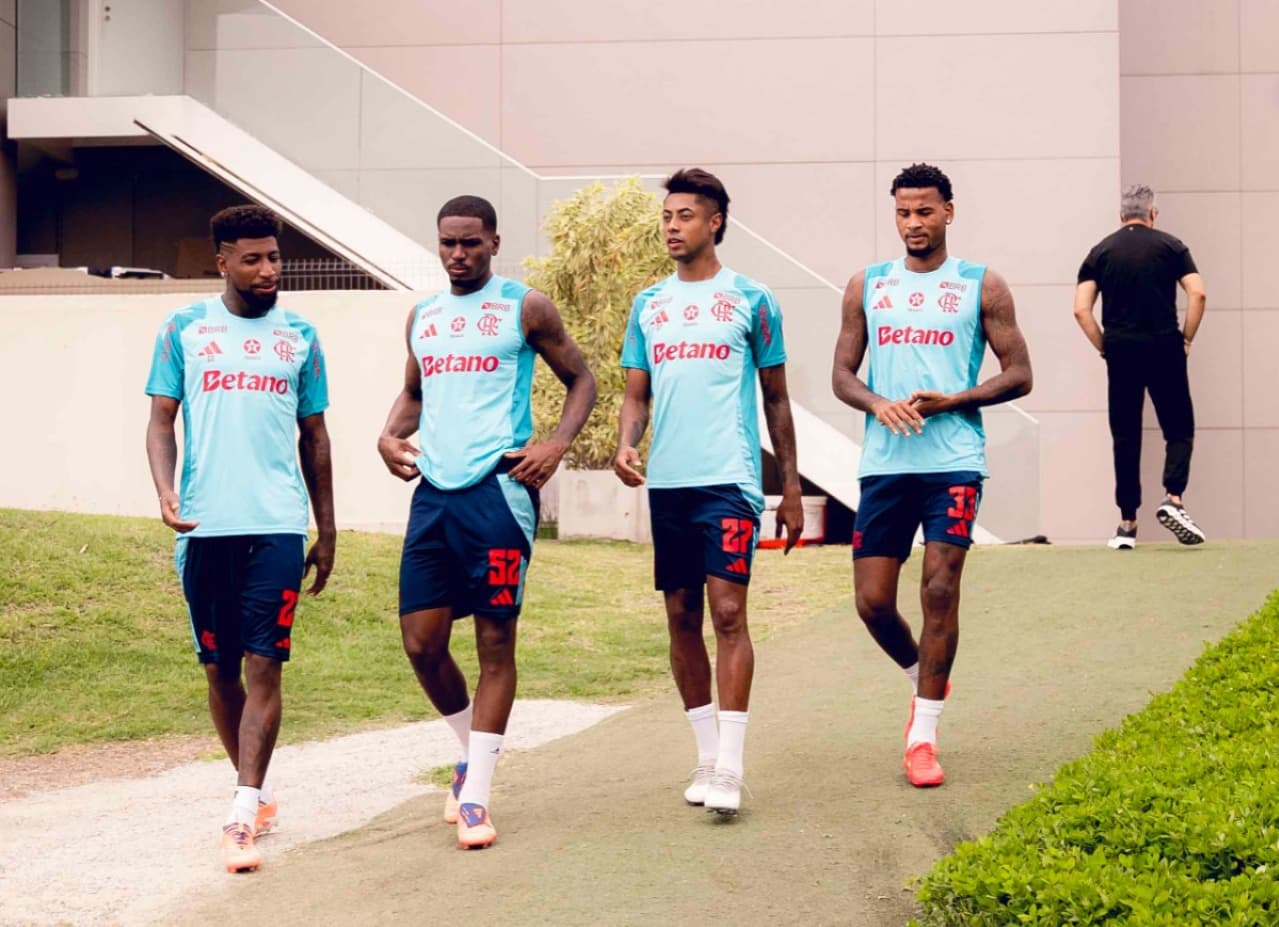 Royal, Evertton Araújo, Bruno Henrique e Cleiton em treino do Flamengo
