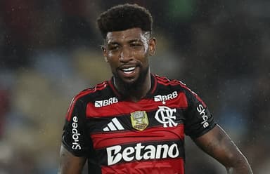 Emerson Royal sorri durante jogo do Flamengo no Maracanã