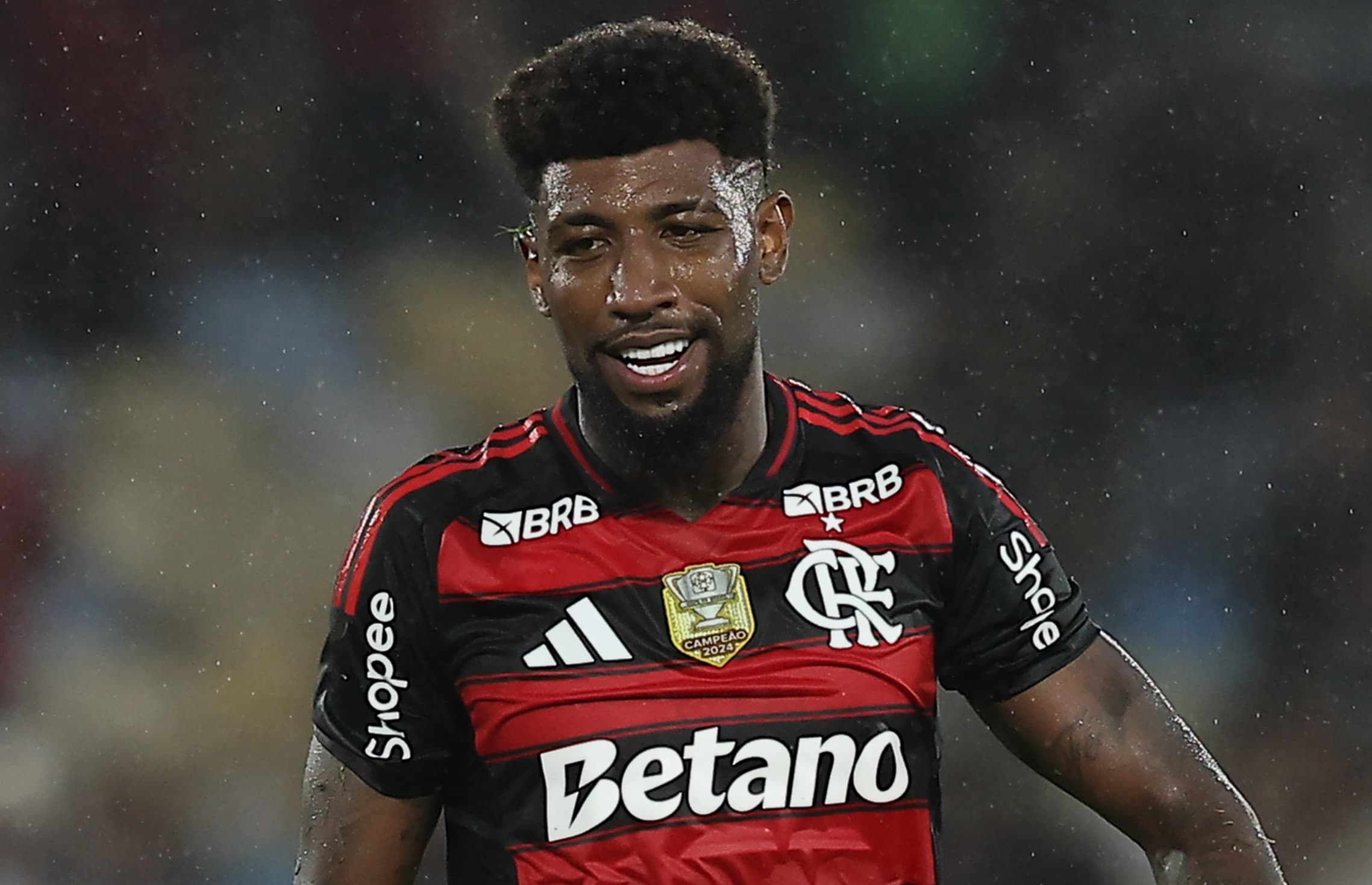 Emerson Royal sorri durante jogo do Flamengo no Maracanã