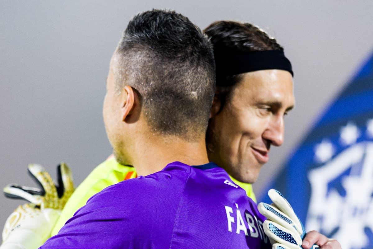 Fábio e Cássio se abraçam em duelo entre Fluminense e Cruzeiro, no Maracanã