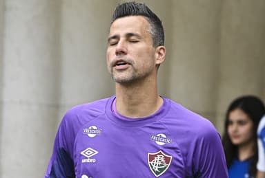 Fábio de olhos fechados durante a entrada em campo para Cruzeiro x Fluminense