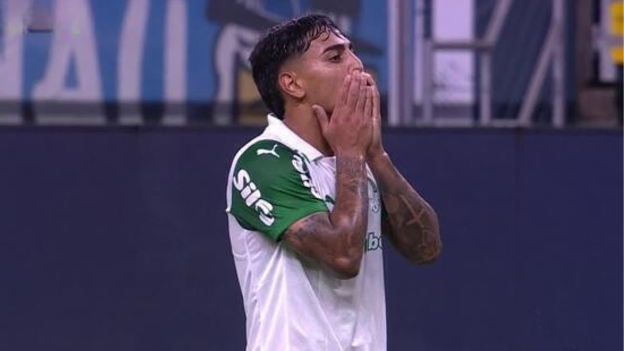 Facundo Torres lamenta gol perdido em derrota do Palmeiras para o Grêmio no Cameponato Brasileiro